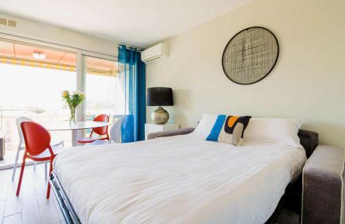Le Lavandou Apartamento | SELECT'soHOME - Studio - Centre-ville du Lavandou - Wifi, TV, Services hôteliers - AREV