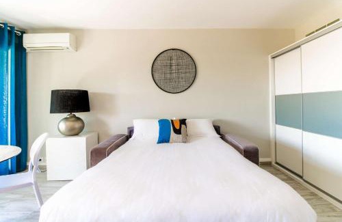 Le Lavandou Apartamento | SELECT'soHOME - Studio - Centre-ville du Lavandou - Wifi, TV, Services hôteliers - AREV