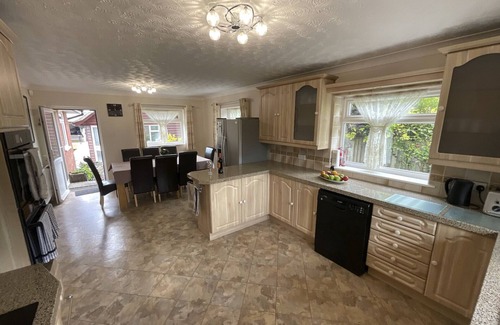 Hoveton Cabaña | Self Catering 5 Bedroom Waterside Retreat Cottage Wroxham, Norfolk Broads, Inglaterra
