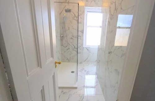 Prestwick Cama Y Desayuno | Self Catering Apartment (South Wing) at St Andrews House Prestwick sleeps 5