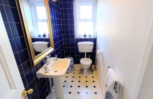 Prestwick Cama Y Desayuno | Self Catering Apartment (South Wing) at St Andrews House Prestwick sleeps 5