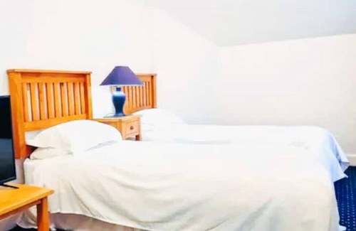 Monkton Cama Y Desayuno | Self Catering apartment (North Wing) St Andrew's House sleeps 6