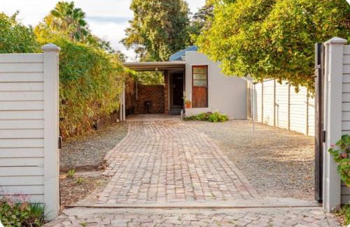 Oudtshoorn Apartamento | Self-catering Garden Cottage
