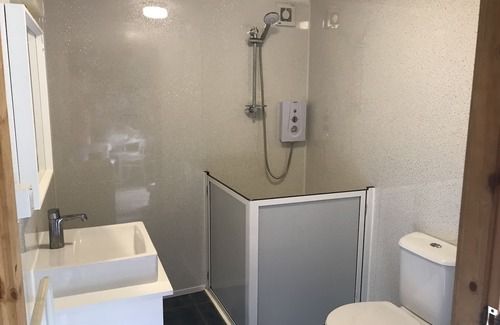 Ynysddu Cabina | Self Catering Holiday Lodge ubicado en 6 acres de ladera boscosa en el sur de Gales