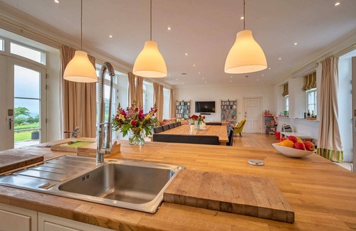 Auchterarder Casa | Self-catering retreat with pool, hot tub.