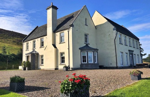 Auchterarder Casa | Self-catering retreat with pool, hot tub.
