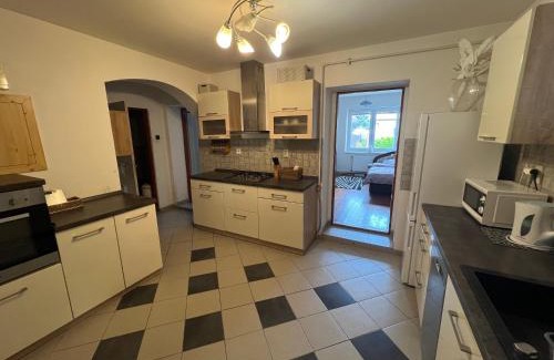 Levice Casa | -Self-Check- 4-bedroom family house with heated tub
