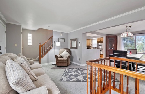 Verona Casa | ✰Self Check-In✰Backyard✰Decks✰Full Kitchen✰W/D✰Smart TVs✰FREE Parking✰Cozy Beds