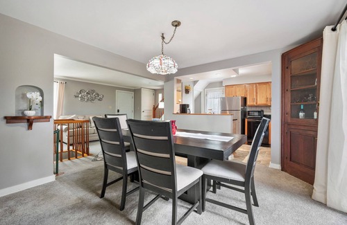 Verona Casa | ✰Self Check-In✰Backyard✰Decks✰Full Kitchen✰W/D✰Smart TVs✰FREE Parking✰Cozy Beds