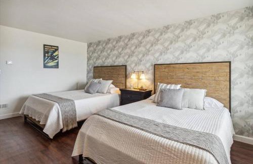 Petoskey Casa | Self Check-In Lake views Workspace 2 Queen Beds