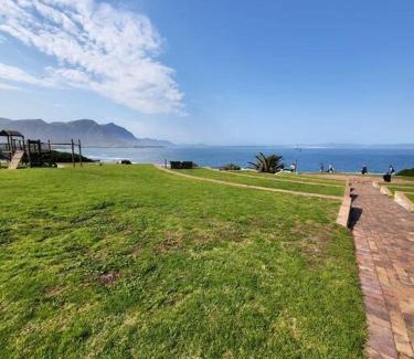 Hermanus City-Centre Apartamento | *Self-Check in - Whale Watching Paradise -Central*