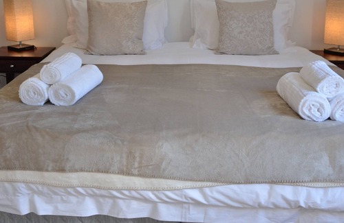 Stellenbosch Villa | Alojamiento de lujo independiente de 3 dormitorios ubicado en Villa Honeysuckle con piscina