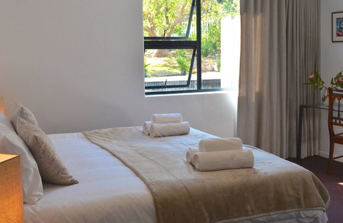 Stellenbosch Villa | Alojamiento de lujo independiente de 3 dormitorios ubicado en Villa Honeysuckle con piscina