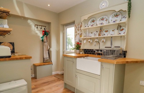 Cleeve Hill Cabaña | SELF CONTAINED ANNEX, romantic, with a garden in Winchcombe