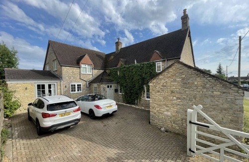 Lavendon Casa | Self-Contained Annex Peaceful Village Setting with Fields Behind. Pet friendly!