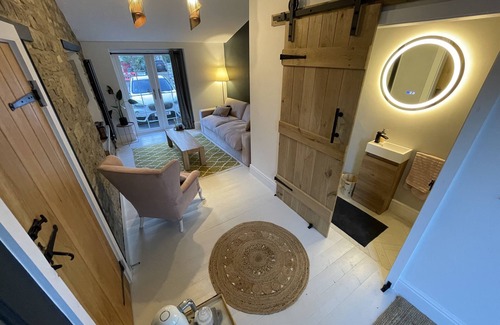 Lavendon Casa | Self-Contained Annex Peaceful Village Setting with Fields Behind. Pet friendly!