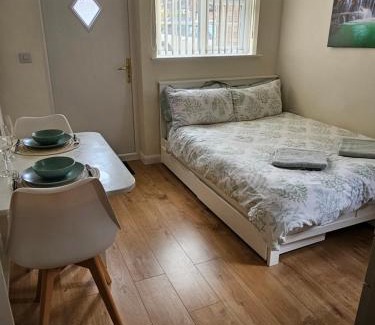 Sawston Casa | Self-contained annex with private entrance, double bed, kitchen, bathroom, free car park - Near Cambridge, Duxford Air Museum and Addenbrooke's Hospital