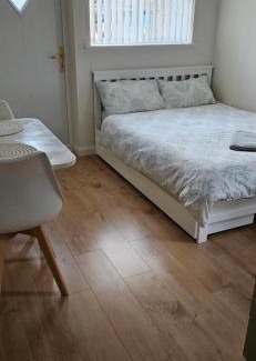 Sawston Casa | Self-contained annex with private entrance, double bed, kitchen, bathroom, free car park - Near Cambridge, Duxford Air Museum and Addenbrooke's Hospital