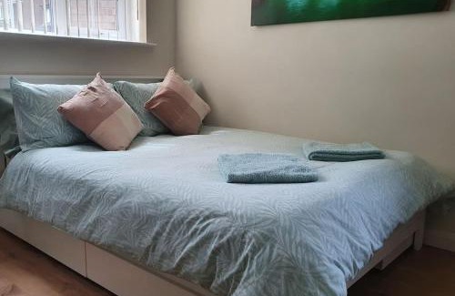 Sawston Casa | Self-contained annex with private entrance, double bed, kitchen, bathroom, free car park - Near Cambridge, Duxford Air Museum and Addenbrooke's Hospital