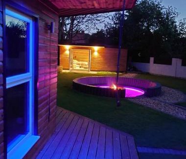 Cribbs Causeway Apartamento | Self contained cabin, firepit, NR MOD aztec, m5, m4