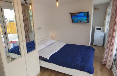 Watford Apartamento | Self Contained, Double Bed Studio, private kitchen, private Bath, Walking distance to Harry Potter
