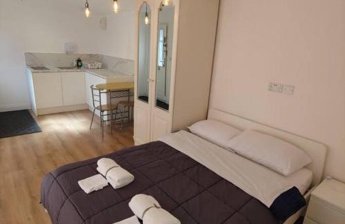 Watford Apartamento | Self Contained, Double Bed Studio, private kitchen, private Bath, Walking distance to Harry Potter