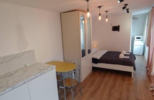 Watford Apartamento | Self Contained, Double Bed Studio, private kitchen, private Bath, Walking distance to Harry Potter