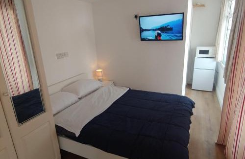 Watford Apartamento | Self Contained, Double Bed Studio, private kitchen, private Bath, Walking distance to Harry Potter