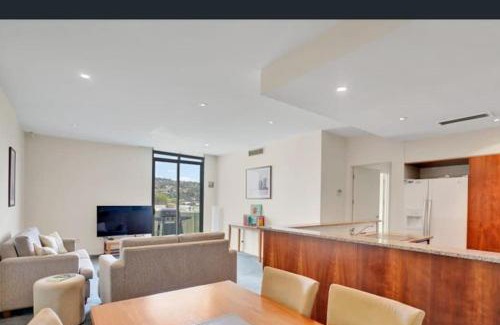 Launceston CBD Apartamento | Self contained in city with on site restaurant, gym & parking