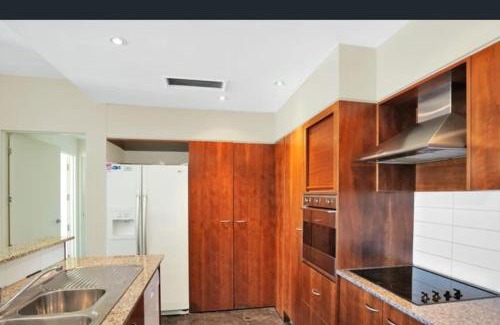 Launceston CBD Apartamento | Self contained in city with on site restaurant, gym & parking