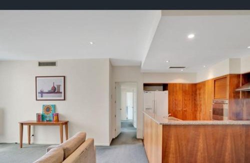 Launceston CBD Apartamento | Self contained in city with on site restaurant, gym & parking
