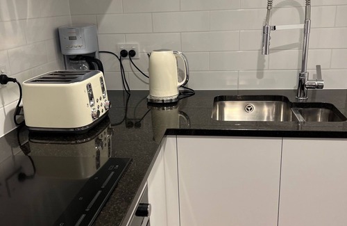 Aotea Cama Y Desayuno | Self-contained nice 2 bedroom flat with own kitchenette, bathroom and entrance.