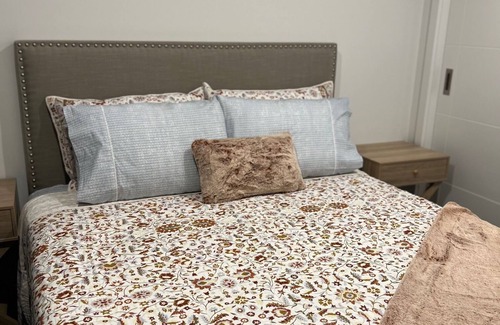 Aotea Cama Y Desayuno | Self-contained nice 2 bedroom flat with own kitchenette, bathroom and entrance.