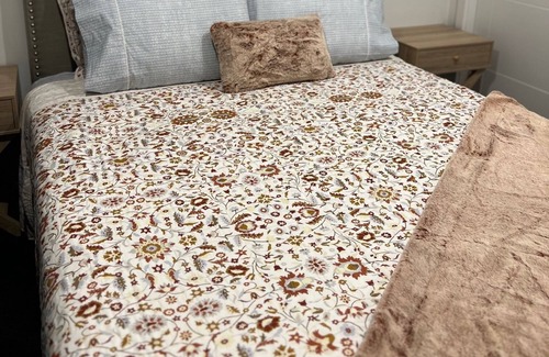 Aotea Cama Y Desayuno | Self-contained nice 2 bedroom flat with own kitchenette, bathroom and entrance.
