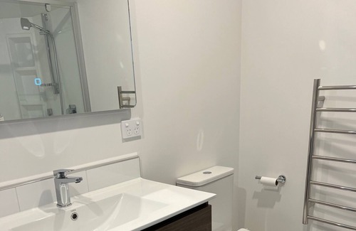 Aotea Cama Y Desayuno | Self-contained nice 2 bedroom flat with own kitchenette, bathroom and entrance.