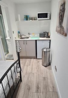 Saltdean Casa | Self contained room with ensuite and kitchenette and wifi