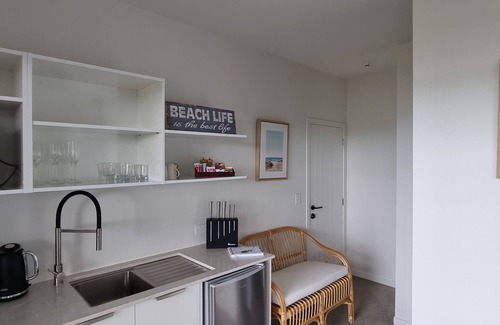 Russell Apartamento | Self contained studio room with private entrance and stunning sea views