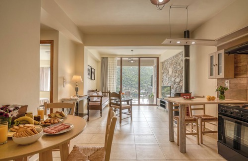 Livadia Casa | Seli Village House - espaciosa casa para 6 personas cerca del mar