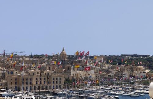 Senglea Apartamento | Semi-basement, cosy apartment interconnected to our residence a traditional Maltese townhouse
