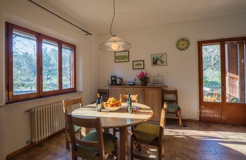 Lucignano Casa | La mitad de la casa con piscina comunitaria y jardín.