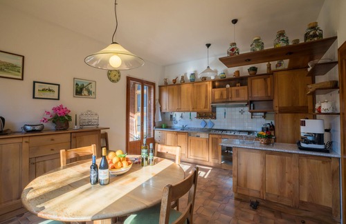 Lucignano Casa | La mitad de la casa con piscina comunitaria y jardín.