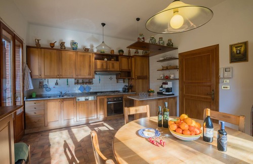 Lucignano Casa | La mitad de la casa con piscina comunitaria y jardín.