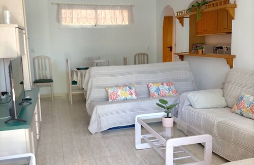 Los Arenales del Sol Casa | Bungalow con jardín + piscina cerca playa, WIFI fibra + garage. We Speak English