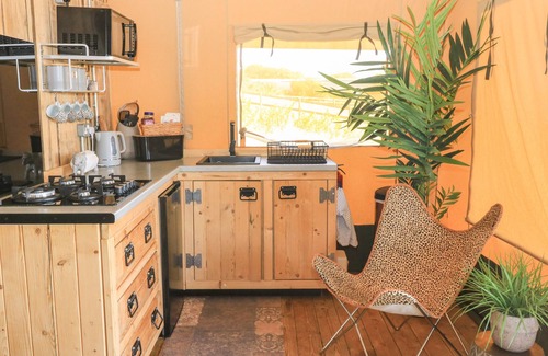 Totnes Cabaña | SEMIRA TENT LODGE, pet friendly, with a garden in Blackawton