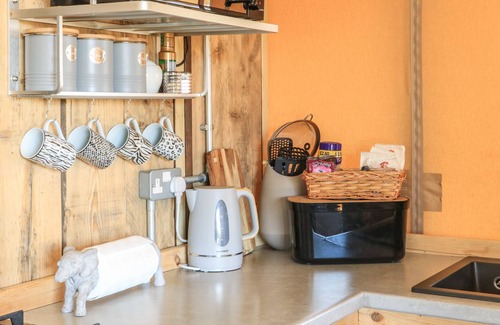 Totnes Cabaña | SEMIRA TENT LODGE, pet friendly, with a garden in Blackawton