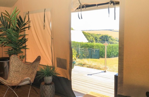 Totnes Cabaña | SEMIRA TENT LODGE, pet friendly, with a garden in Blackawton