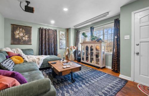 Cape Girardeau Casa | SEMO Redhawks Campus Home with Hot Tub
