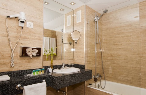 Alameda de Osuna Hotel | Senator Barajas Hotel