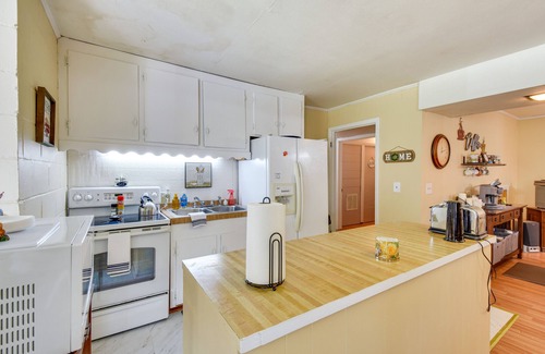 Seneca Apartamento | Seneca Abode w/ Furnished Deck < 10 Mi to Clemson!
