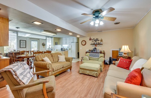 Seneca Apartamento | Seneca Abode w/ Furnished Deck < 10 Mi to Clemson!